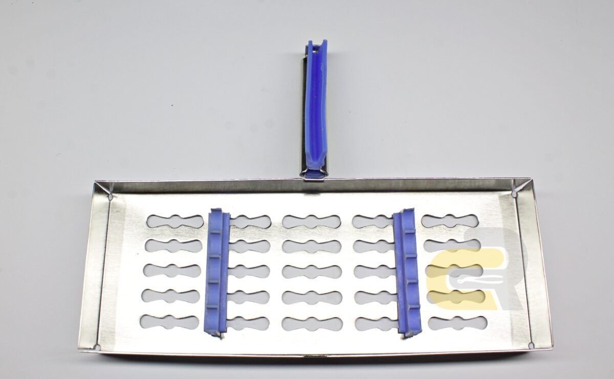 Le Mani Dell'assistente Dentale Estraggono Strumenti Medici Di Sterilizzazione Dall Autoclave Fuoco Selettivo Image83157739